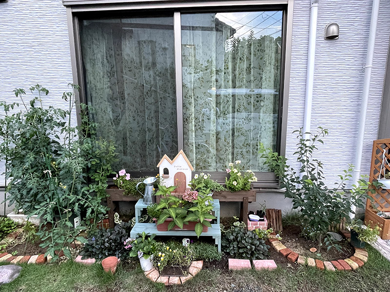 庭のガーデン雑貨と植物